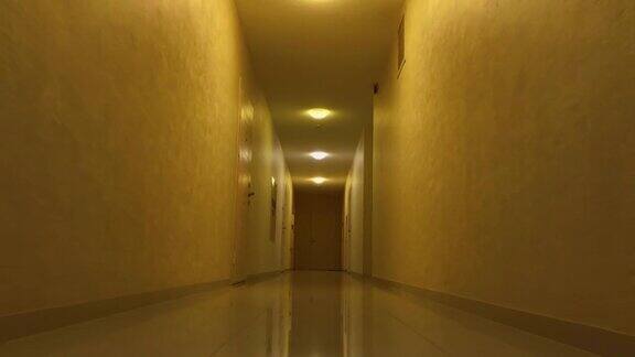 一幢住宅楼的长走廊被照亮了