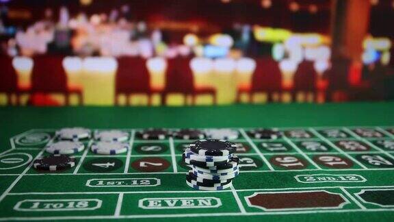 绿色毛毡赌场桌上的纸牌和筹码抽象背景与复制空间博彩、扑克、赌场和纸牌游戏主题绿色的赌场元素有选择性的重点