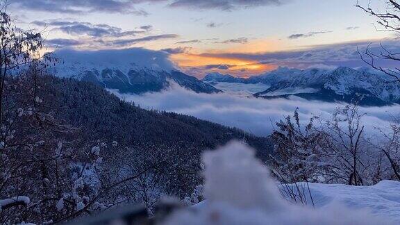 雪山上运动的云团