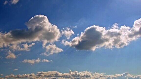 蓝天上柔软的棉雨云