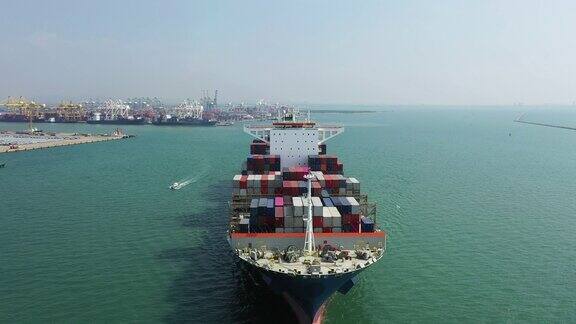 集装箱船只进行国际物流运输