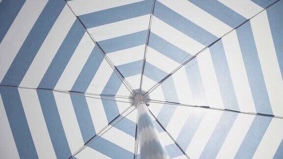 夏日的象征:旋转沙滩伞
