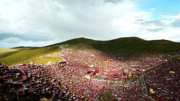 阳光普照世界上最大的佛教学院