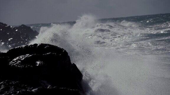 海浪粉碎熔岩海岸慢动作镜头