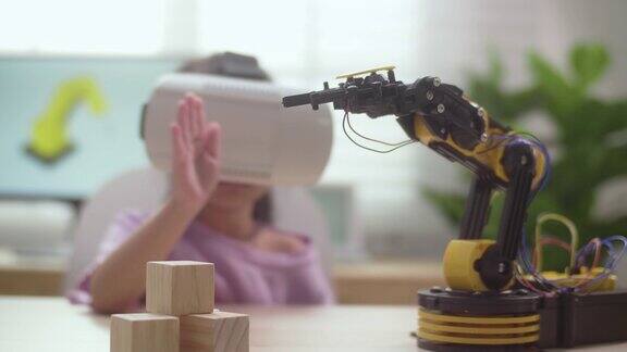 女孩控制与机械机器人手臂使用VR眼镜