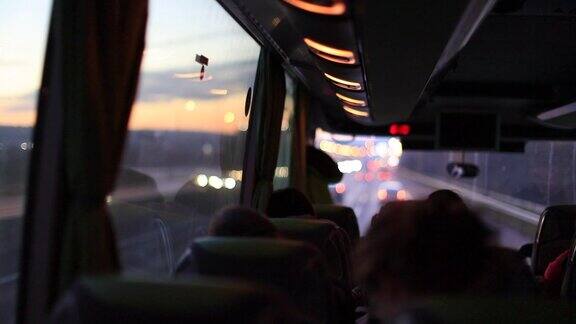 晚上在公交车里晚上乘公共汽车在公路上旅行
