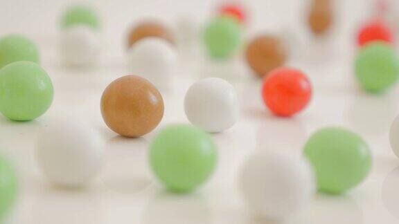 彩色背景制成的圆形糖果糖果在白色4K