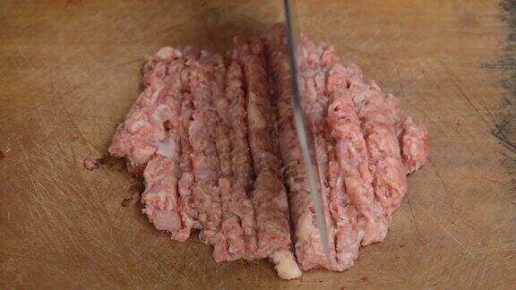 把生猪肉切成肉末放在砧板上