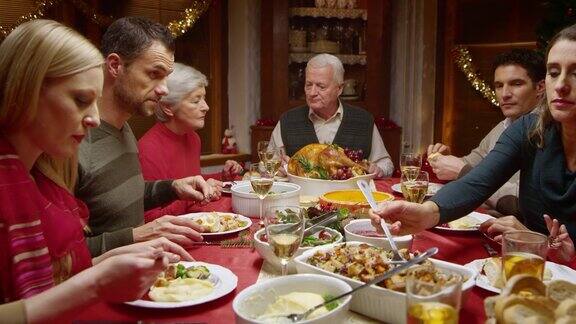 家人在圣诞晚餐上吃饭聊天