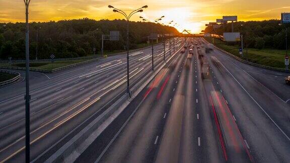 延时摄影高速公路上的车流和日落