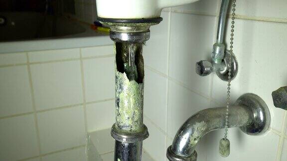 浴室的水管坏了滴水