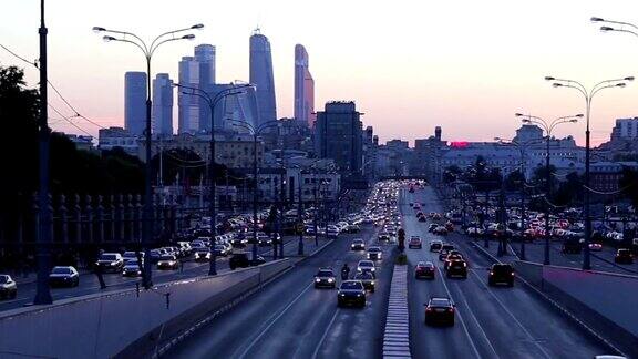 莫斯科俄罗斯大城市(夜间)高速公路上的交通