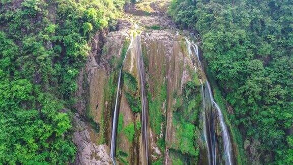 在旱季沙滩上的瀑布滴水不漏充满了灵气