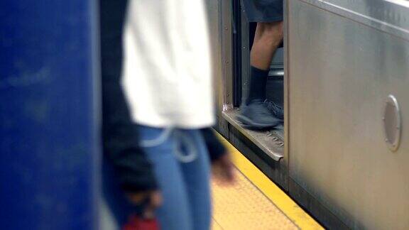 人们在纽约乘坐地铁4K慢镜头每秒60帧