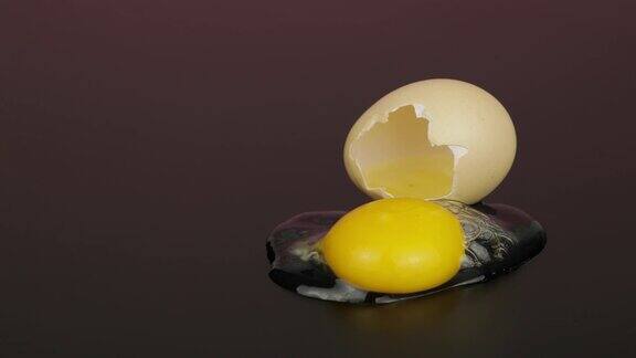 蛋黄从破蛋壳中涌出呈黑色