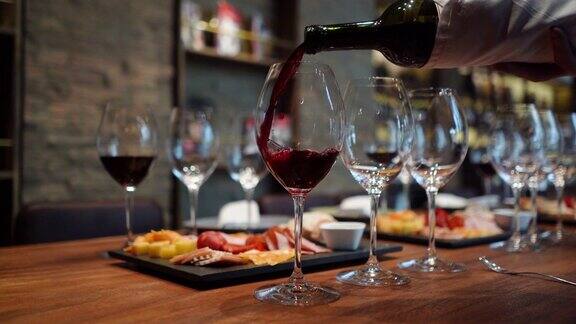 在酒窖里把葡萄酒倒进玻璃杯里为品酒准备一张桌子