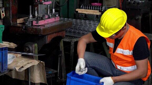 工厂工人正在目测工件(圆钢板)