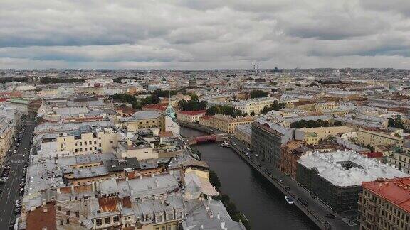 飞机在圣彼得堡中心的建筑物上空飞行许多主要建筑物耸立在这座城市的上空