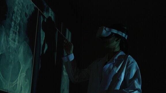 亚洲女性医生使用VR头盔看x光片