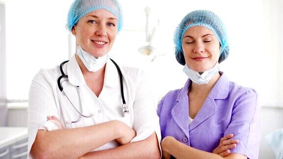 两名职业女医生站在病房的肖像医生用听诊器