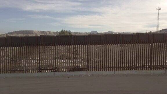 新墨西哥州桑兰公园和墨西哥奇瓦瓦州阿纳普拉港之间的美墨国际边界墙