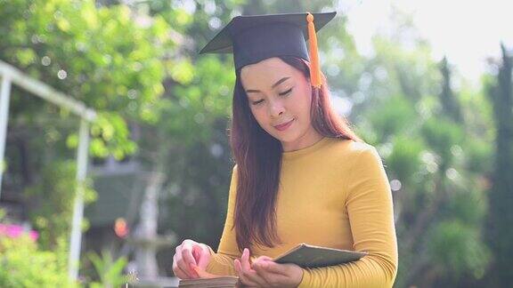 一个穿着黄色衬衫的女学生正在读书