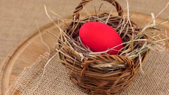 红色的复活节彩蛋嵌套在篮子里