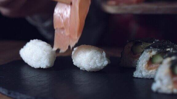 4K传统厨师将新鲜寿司卷手握寿司
