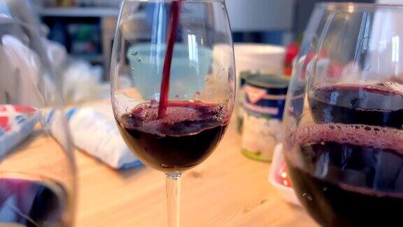 在家里的厨房里红酒是倒进酒杯里的