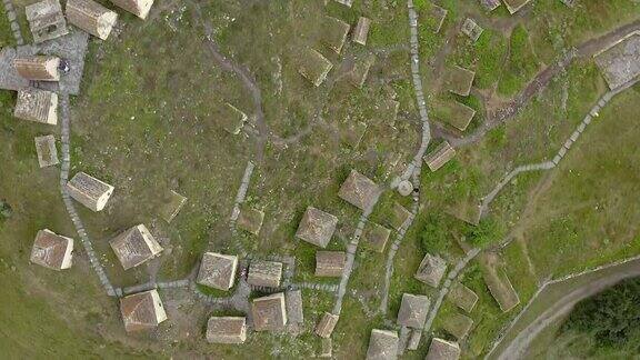 鸟瞰图无人机在北奥塞梯-阿拉尼亚高加索地区的墓地“死亡之城”上空绕轴心飞行