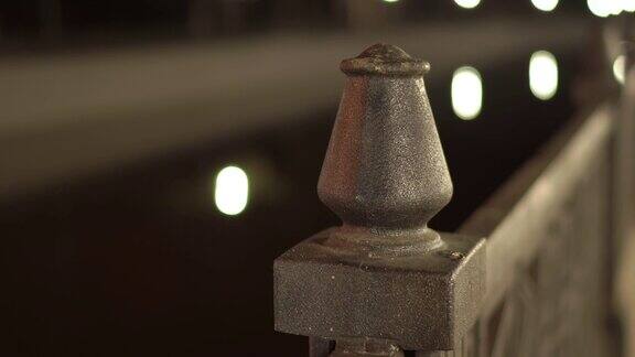 河堤的铸铁栅栏在夜里被灯笼照亮