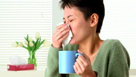 女人得了流感打喷嚏还喝茶