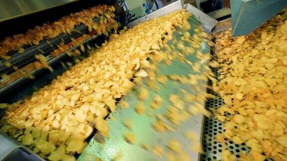 马铃薯片的机械运输薯片生产线