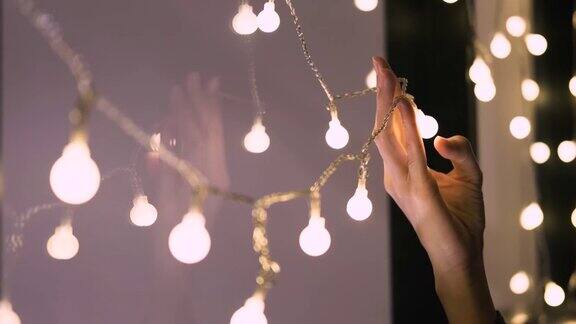 一个女人手里拿着仙灯以散景为背景的圣诞概念浪漫