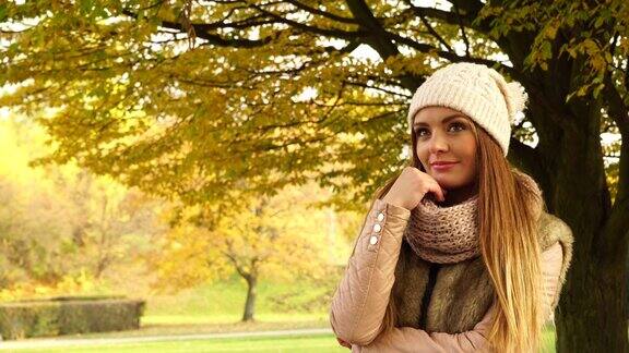 女人放松享受秋天的秋天公园4K