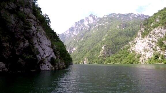 塞尔维亚的德里纳河峡谷