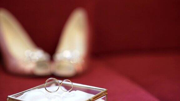 结婚戒指在装饰盒