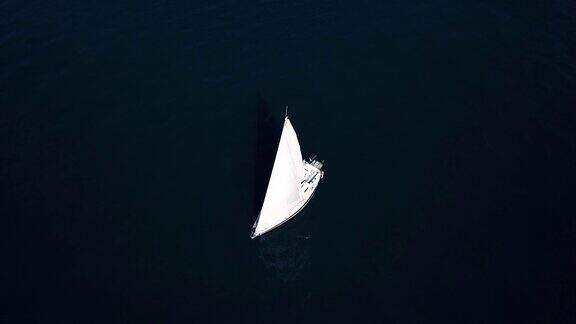 乘着帆船在海上航行