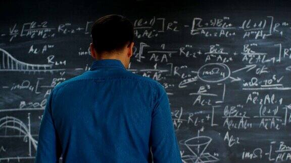 黑板上写着复杂的数学公式方程开始思考解决方案