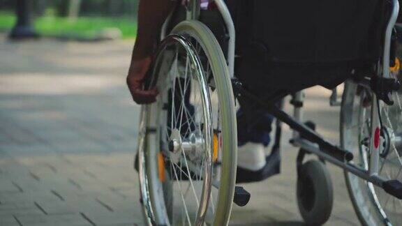 在城市街道上使用轮椅的男子行动不便生活残疾
