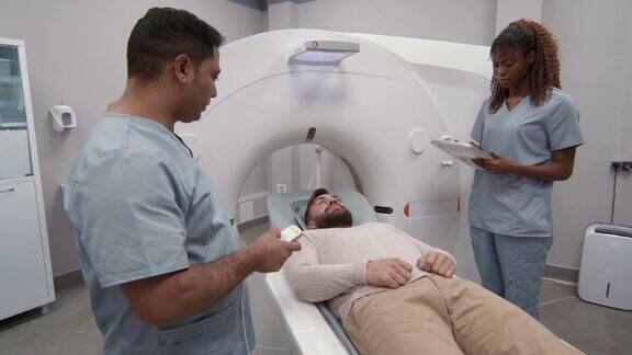 放射科医生为病人做扫描准备
