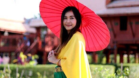 穿着传统风格的泰国妇女