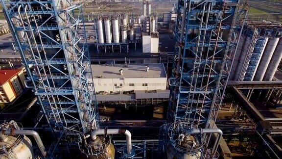 炼油厂有两个巨大的塔蒸馏管道和储罐鸟瞰图