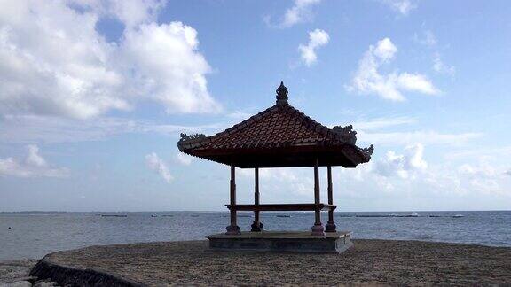 位于热带海滩岸边的巴厘岛传统凉亭