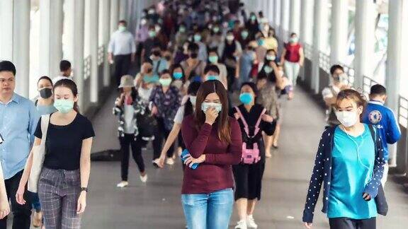 亚洲妇女在拥挤人群中佩戴口罩以预防冠状病毒或新冠肺炎疫情的时间间隔