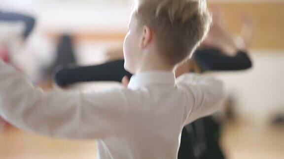 男孩学习跳芭蕾舞