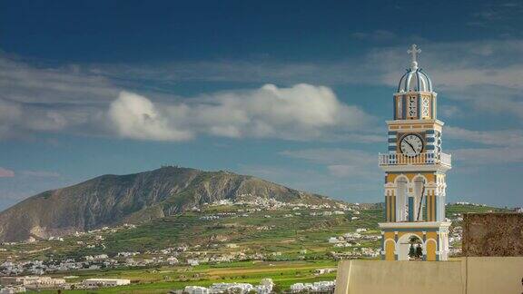 阳光明媚的一天圣托里尼岛著名的菲拉镇教堂钟楼全景4k时间流逝希腊