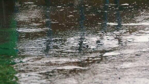 雨滴落在人行道上形成水坑