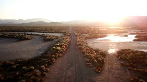 日出时分通往加州广阔平原的道路
