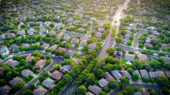 郊区的家在绿色多彩的社区